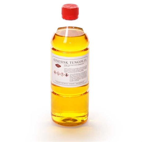 Flaska fylld med träolja som ger ett långvarigt skydd.