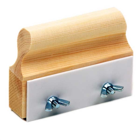 Tapetskärare av trä. Tapetverktyg som används för att få snygga raka tapetvåder. Tapetskäraren används tillsammans med industrirakblad.