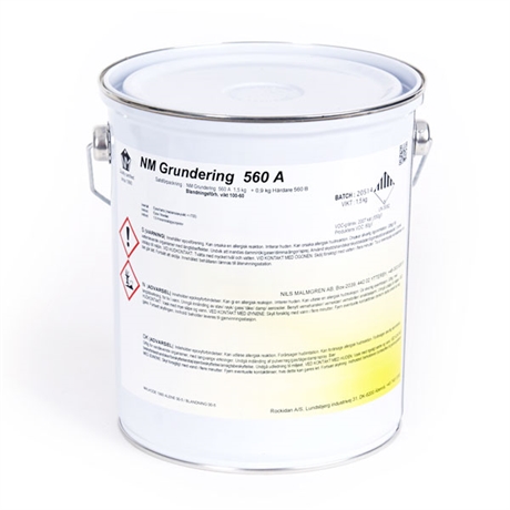 NM Epoxigrund 560A är en tvåkomponent epoxiprimer utvecklad för ytgörstärkning, grundering och dammbindning av betonggolv och andra keramiska material.